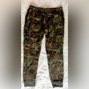 Nike Sportswear Mens Tech Joggers in Camo. Size Large.